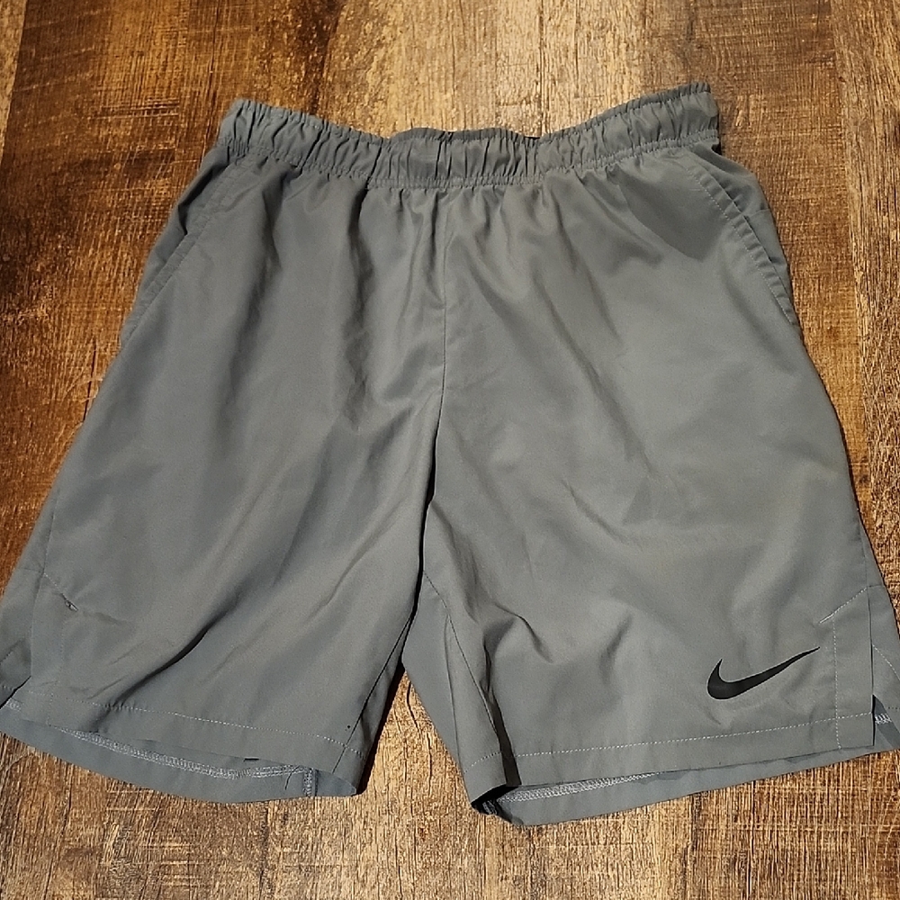 Nike Gray Athletic Shorts for Optimal Performance
